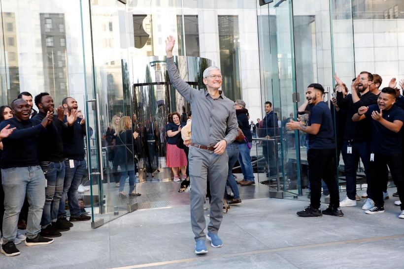 apple-becomes-first-us.-company-worth-more-than-
$2-trillion